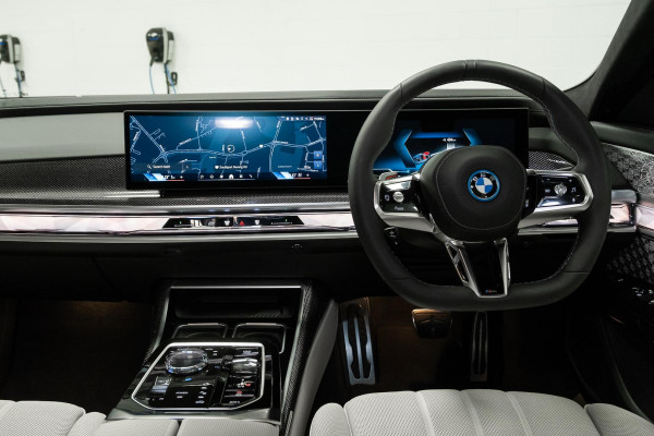 2024 BMW i7 G70 M70 xDrive Sedan image 7